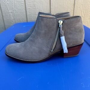 Vionic Joy Serena in griefs.  New in box.